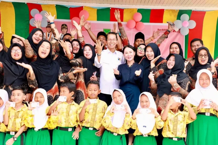 Wali Kota Batam, Amsakar Achmad, bersama Wakil Wali Kota Batam, Li Claudia Chandra,