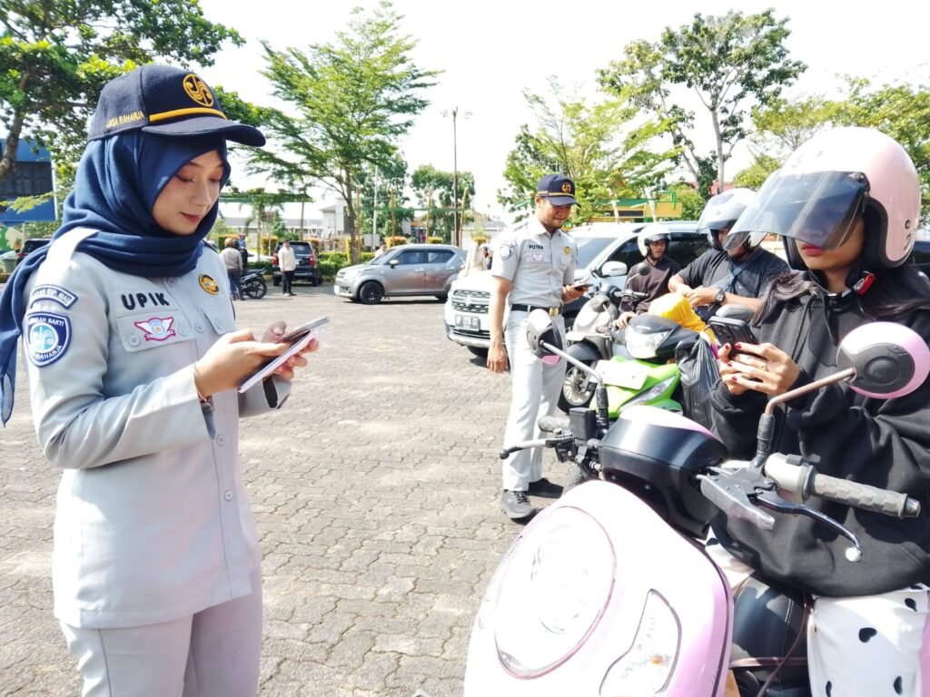 Petugas gabungan Samsat Tanjungpinang, Satlantas, dan Jasa Raharja memberikan edukasi kepada pengendara di jalan raya.