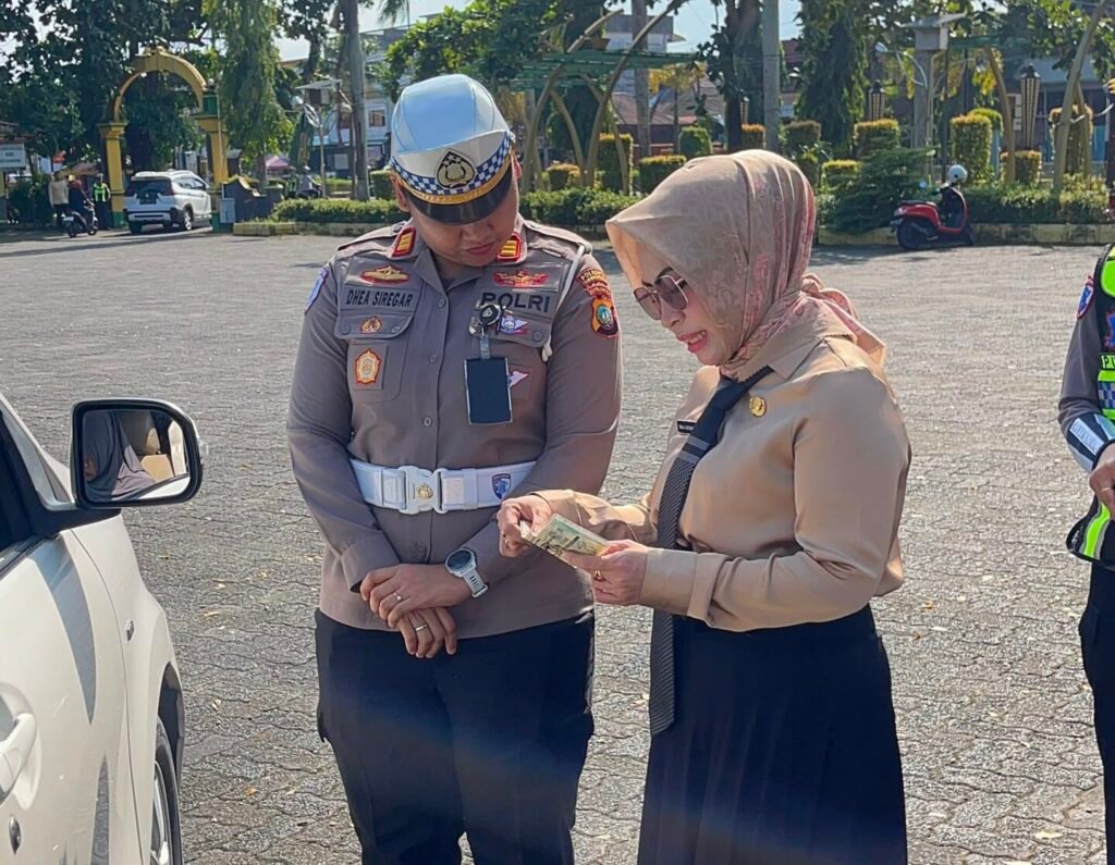 Petugas gabungan Samsat Tanjungpinang, Satlantas, dan Jasa Raharja memberikan edukasi kepada pengendara di jalan raya.
