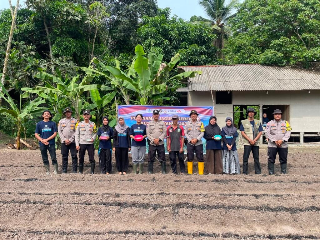 Personel Polsek Jemaja bersama mahasiswa KKN UGM dan Kelompok Tani Tunas Karya saat menanam benih jagung di Desa Bukit Padi.